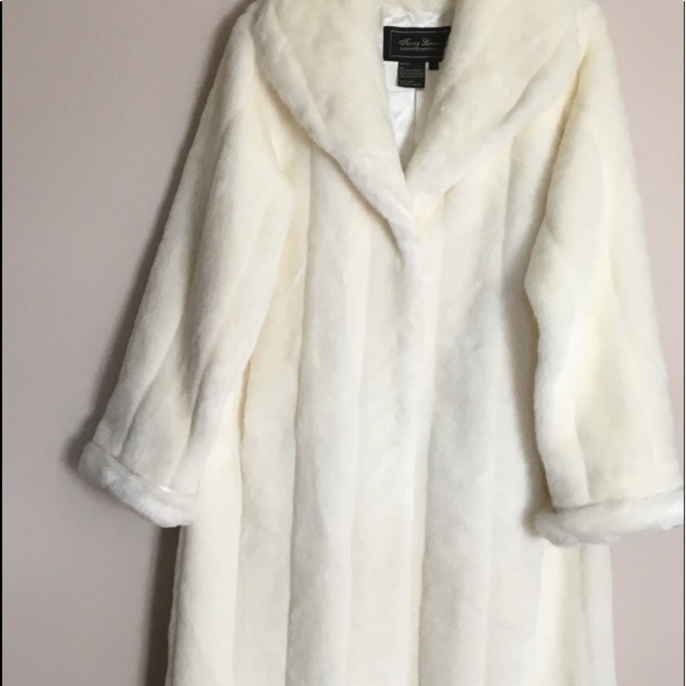 TERRY LEWIS | white faux fur coat